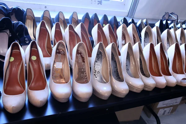 Sapatos modelo nos bastidores do show Leka — Fotografia de Stock