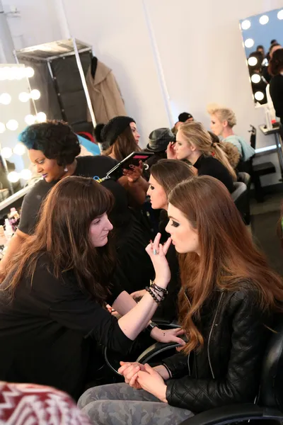 Model getting ready backstage at Leka show — Stock Photo, Image