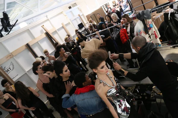 Model getting ready backstage at Leka show — Stock Photo, Image