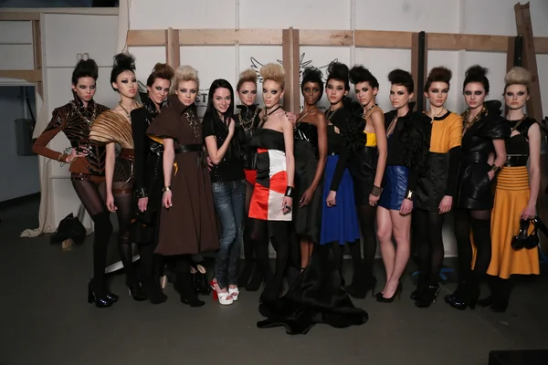 Modedesignerin leka mit Models backstage — Stockfoto