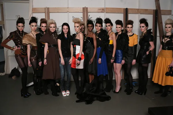 Modedesignerin leka mit Models backstage — Stockfoto