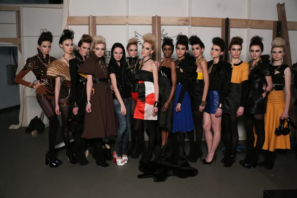 Créateur de mode Leka avec des modèles en coulisses — Photo
