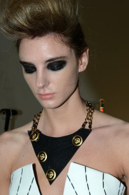 leka sahne arkasında hazırlanıyor modeli göster