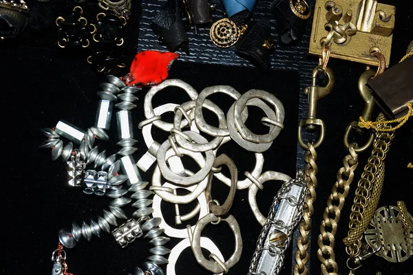 Assortiment de bijoux dans les coulisses du spectacle Leka — Photo