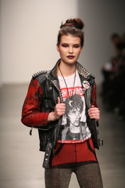 Hıristiyan benner Show'da model