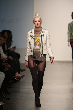 Hıristiyan benner Show'da model