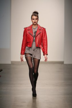 Hıristiyan benner Show'da model yürür