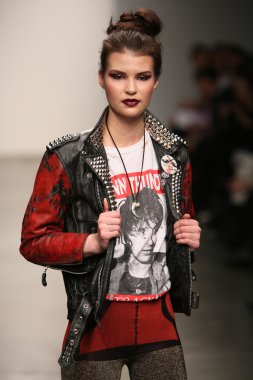 Hıristiyan benner Show'da model yürür