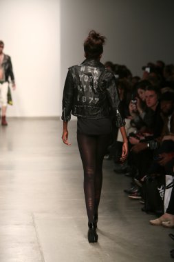 Hıristiyan benner Show'da model yürür