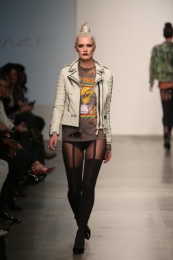 Hıristiyan benner Show'da model yürür