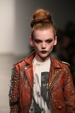 Hıristiyan benner Show'da model yürür