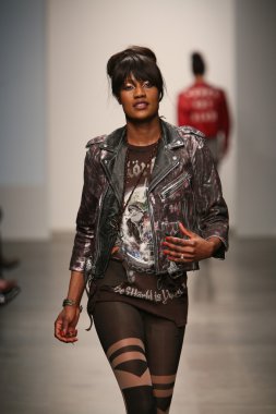 Hıristiyan benner Show'da model yürür