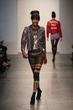 Hıristiyan benner Show'da model yürür