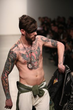 Hıristiyan benner Show'da model yürür