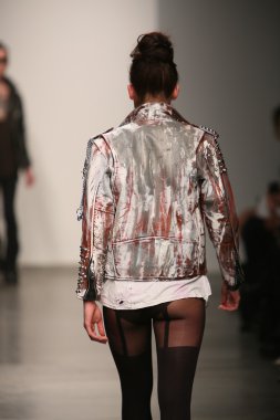 Hıristiyan benner Show'da model yürür