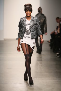 Hıristiyan benner Show'da model yürür