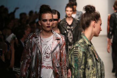 modelleri de Hıristiyan benner göstermek yürür