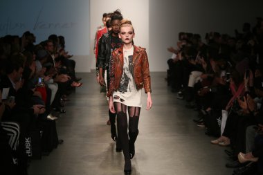 modelleri de Hıristiyan benner göstermek yürür