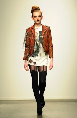 Hıristiyan benner Show'da model yürür