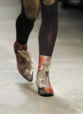 Hıristiyan benner Show'da model yürür