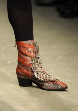 Hıristiyan benner Show'da model yürür