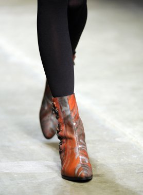 Hıristiyan benner Show'da model yürür