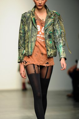 Hıristiyan benner Show'da model yürür