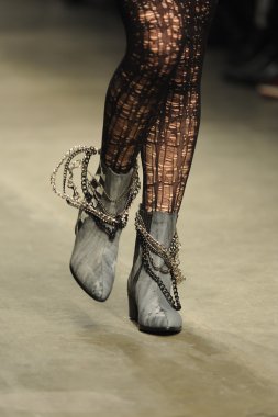 Hıristiyan benner Show'da model yürür