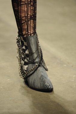 Hıristiyan benner Show'da model yürür