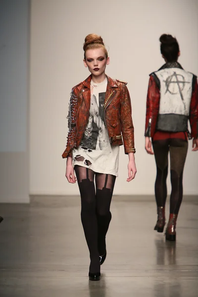 Model walks at Christian Benner show — Stock Photo, Image