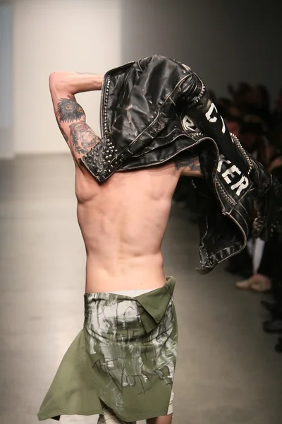 Modelo camina en show de Christian Benner —  Fotos de Stock
