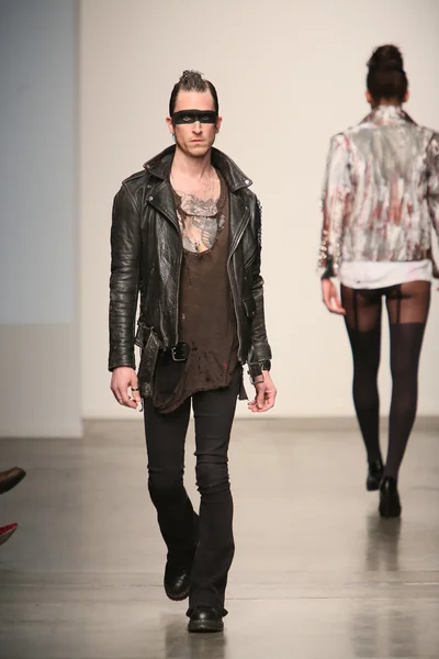 Modelo camina en show de Christian Benner — Foto de Stock