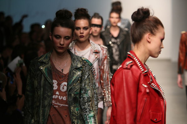 Модели гуляют на шоу Кристиана Беннера
