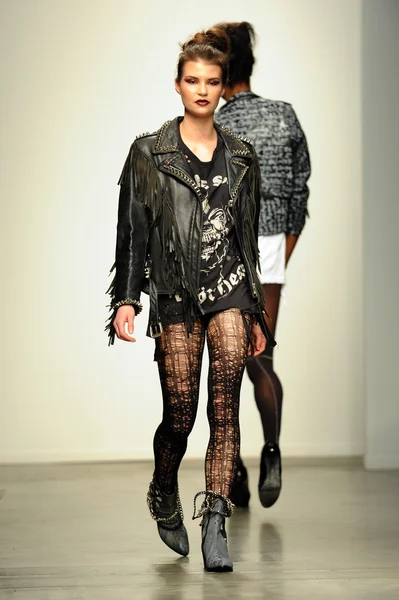 Modelo camina en show de Christian Benner — Foto de Stock
