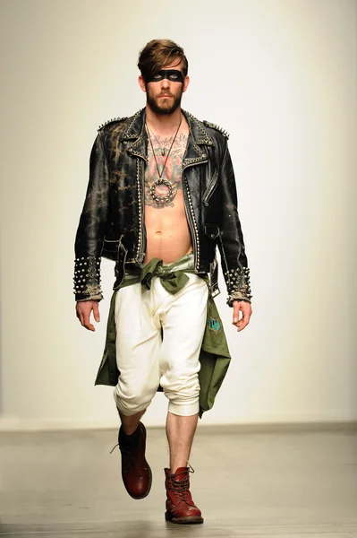 Modelo caminha no show de Christian Benner — Fotografia de Stock