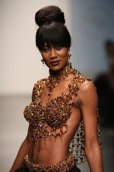 Model walks runway at Gail Be show — Stock Photo, Image
