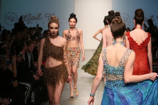 Modelos caminham pista na Gail Be show — Fotografia de Stock