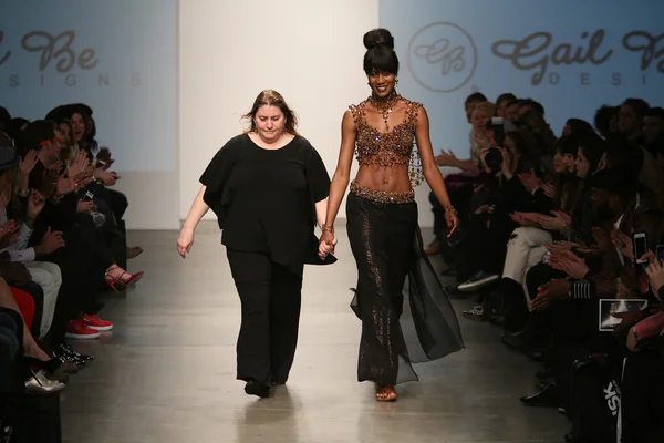 Fashion designer Gail Be with model — Stock Photo, Image