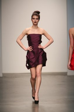 Rıza Manalo yas Show'da model