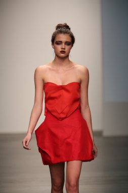 Rıza Manalo yas Show'da model