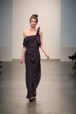 Rıza Manalo yas Show'da model