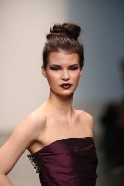 Rıza Manalo yas Show'da model