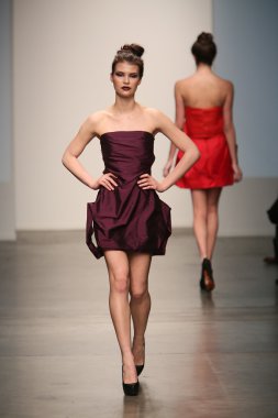 Rıza Manalo yas Show'da model