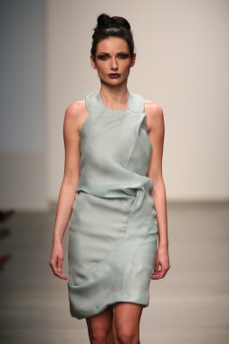 Rıza Manalo yas Show'da model