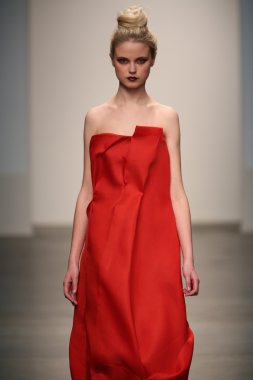 Rıza Manalo yas Show'da model