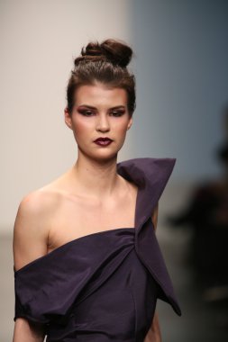 Rıza Manalo yas Show'da model