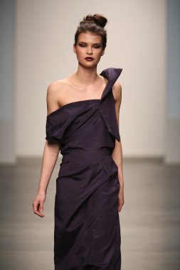 Rıza Manalo yas Show'da model