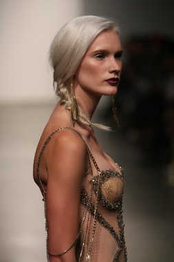 dany tabet gösteri pist model yürür