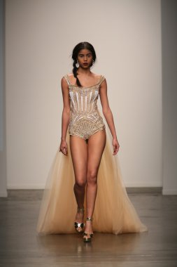 dany tabet gösteri pist model yürür
