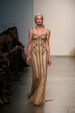 dany tabet gösteri pist model yürür